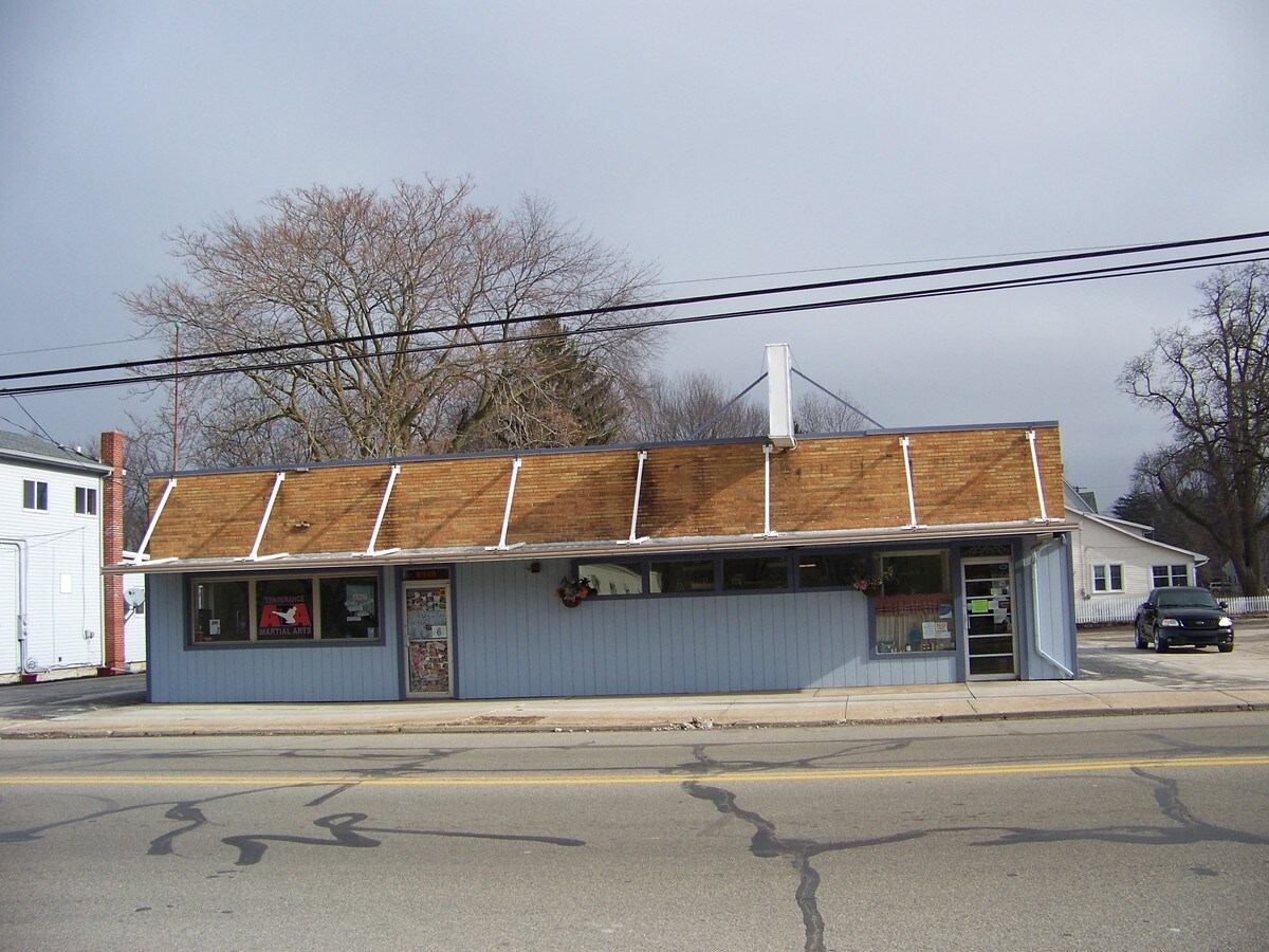 8948 Lewis Ave, Temperance, MI 48182