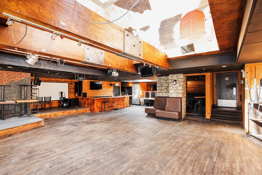 5414 Av Gatineau, Montréal, QC for lease - Interior Photo - Image 3 of 7