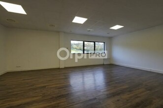 Office in Marcilly-d'Azergues for lease Interior Photo- Image 1 of 2