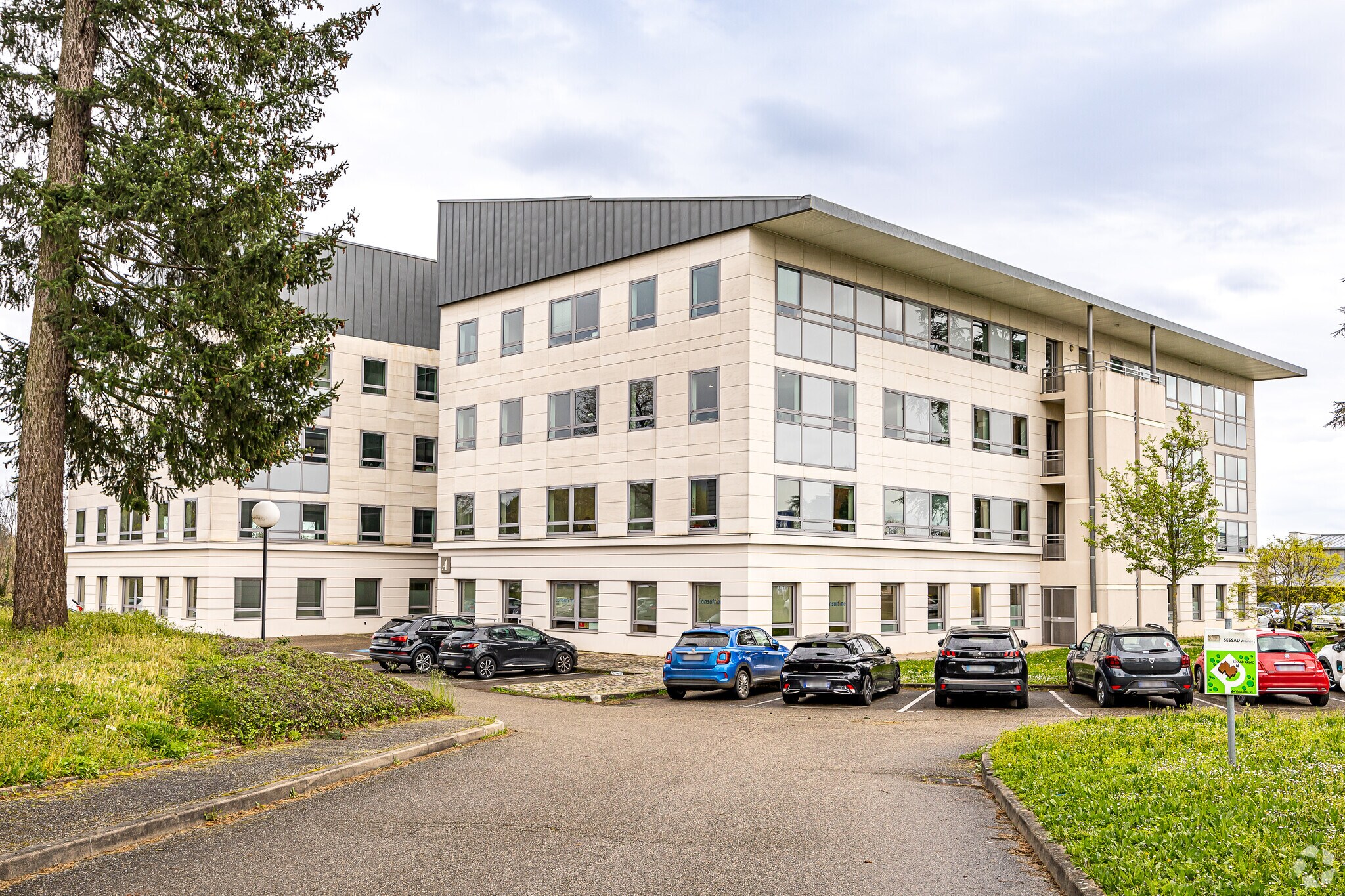 Office in Limonest for lease Primary Photo- Image 1 of 3