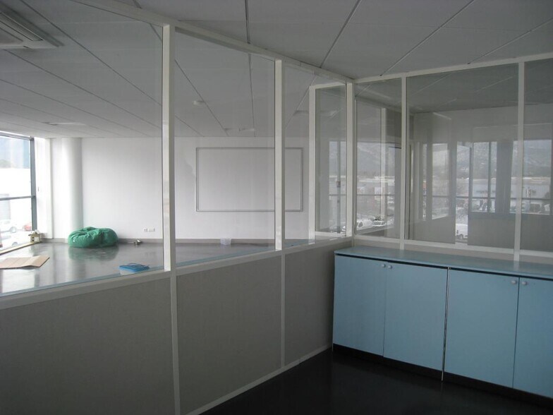 Office in Aubagne for lease - Interior Photo - Image 2 of 5