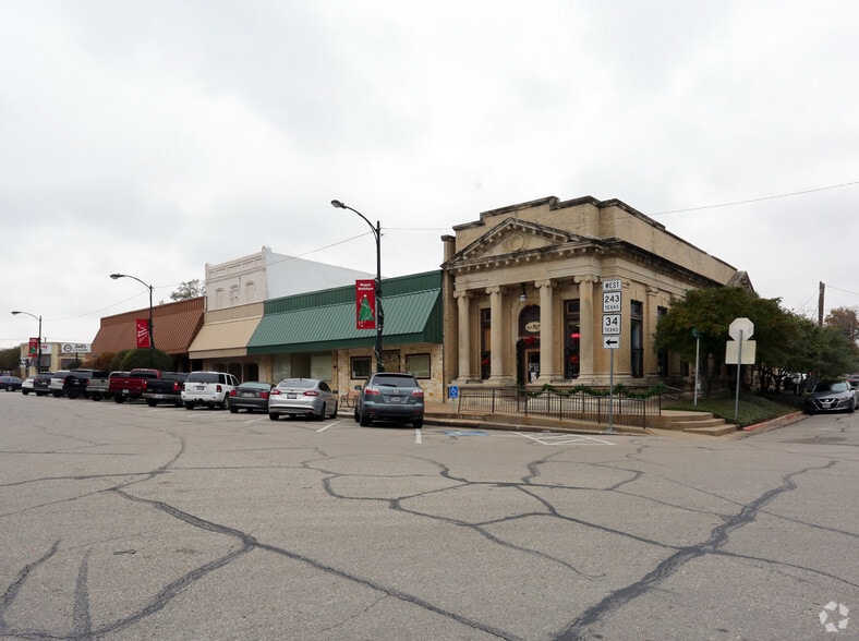 106 W Grove St, Kaufman, TX for lease - Building Photo - Image 2 of 23