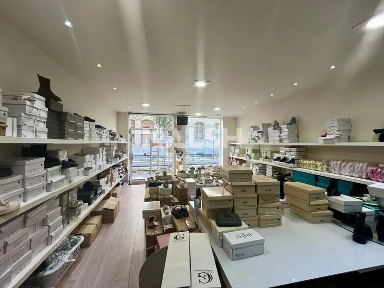 Retail in Lyon for lease - Interior Photo - Image 1 of 4