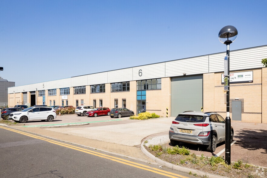 Central Way, Feltham for lease - Primary Photo - Image 1 of 2