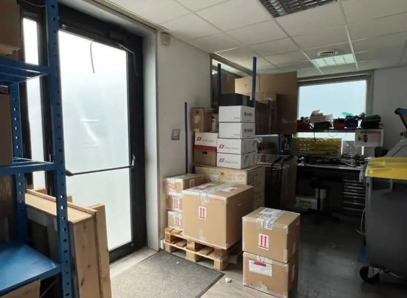 Route De L'orme Des Merisiers, Saint-Aubin for lease - Interior Photo - Image 2 of 4