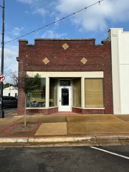 114 S Broadway St, Tupelo, MS for lease - Primary Photo - Image 1 of 9