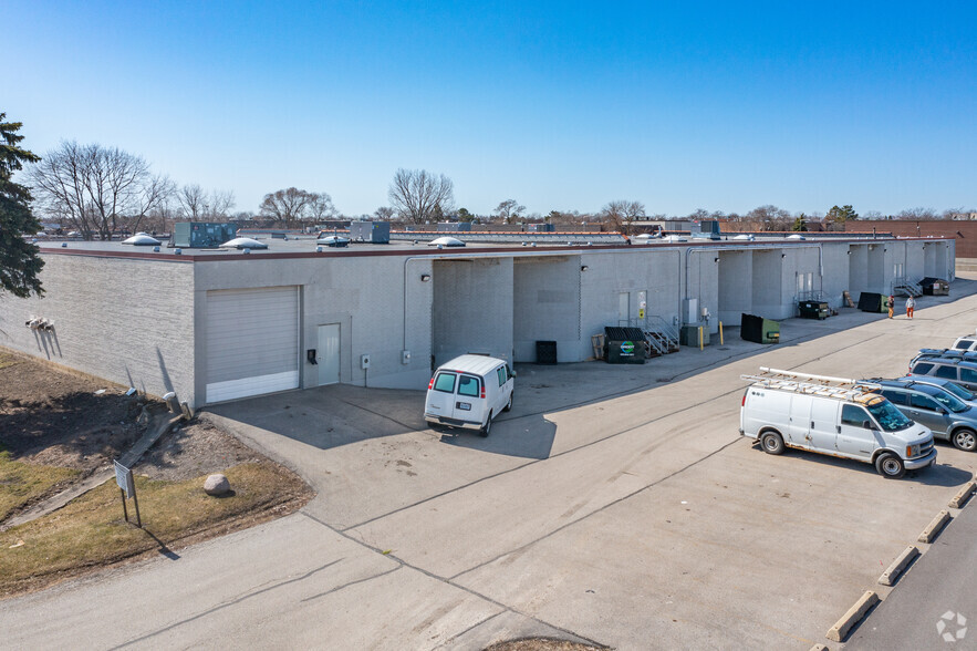 3000-3014 Commercial Ave, Northbrook, IL for lease - Building Photo - Image 3 of 4