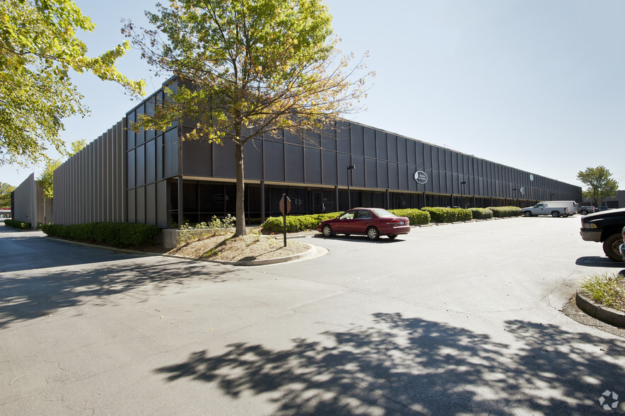 6669 Peachtree Industrial Blvd, Peachtree Corners, GA for lease - Primary Photo - Image 1 of 10