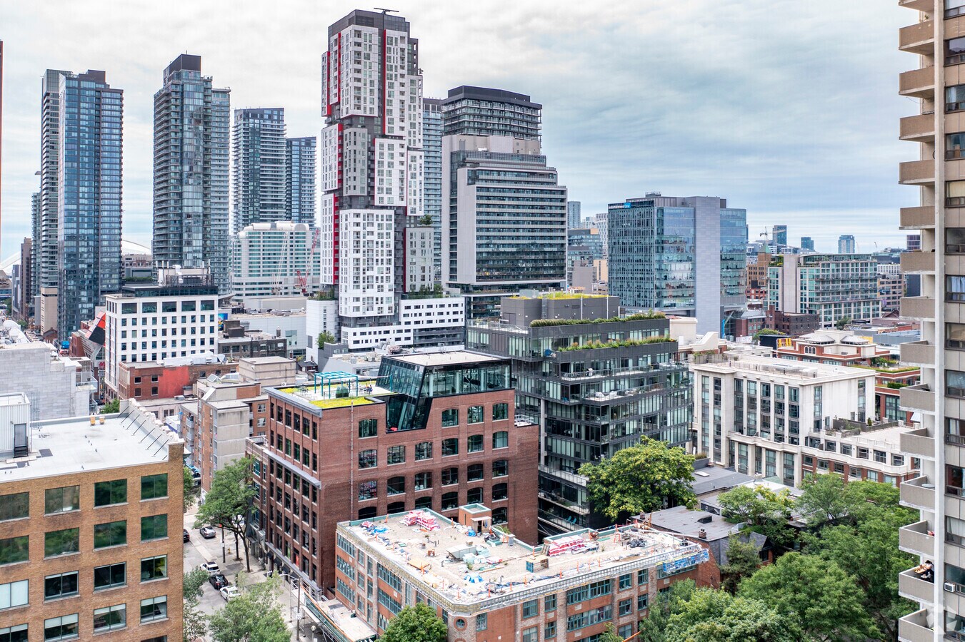 180 John St, Toronto, ON M5T 1X5 25 off SPACES Queen West 180 John St, Toronto, ON M5T 1X5 25 off SPACES Queen West