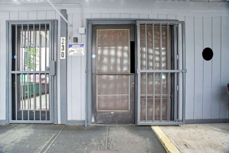 230-226 W Florida, Hemet 92543 portfolio of 2 properties for sale on LoopNet.com - Building Photo - Image 3 of 6