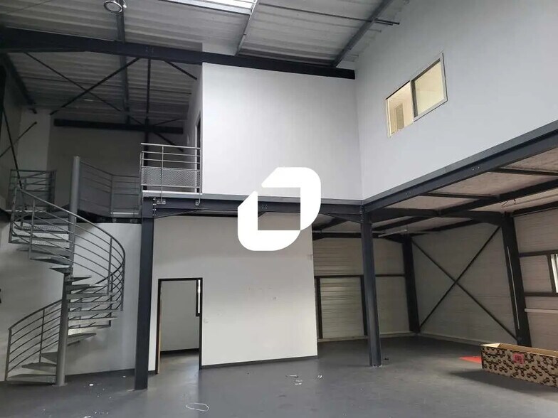 Flex in Mérignac for lease - Interior Photo - Image 2 of 10