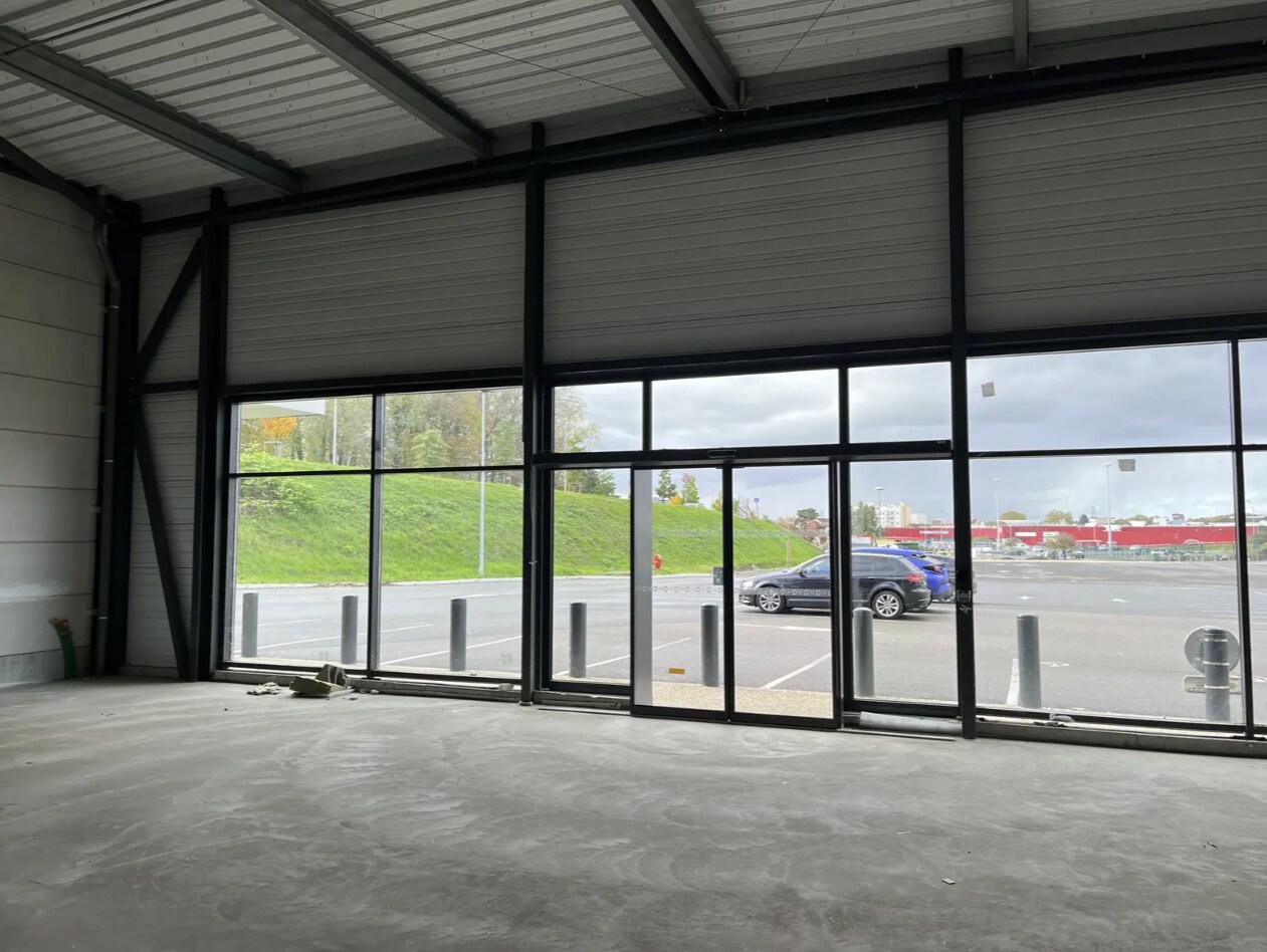 Retail in Scionzier for lease Interior Photo- Image 1 of 3