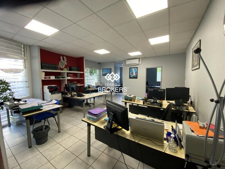 Retail in Fontaine for lease - Interior Photo - Image 2 of 9