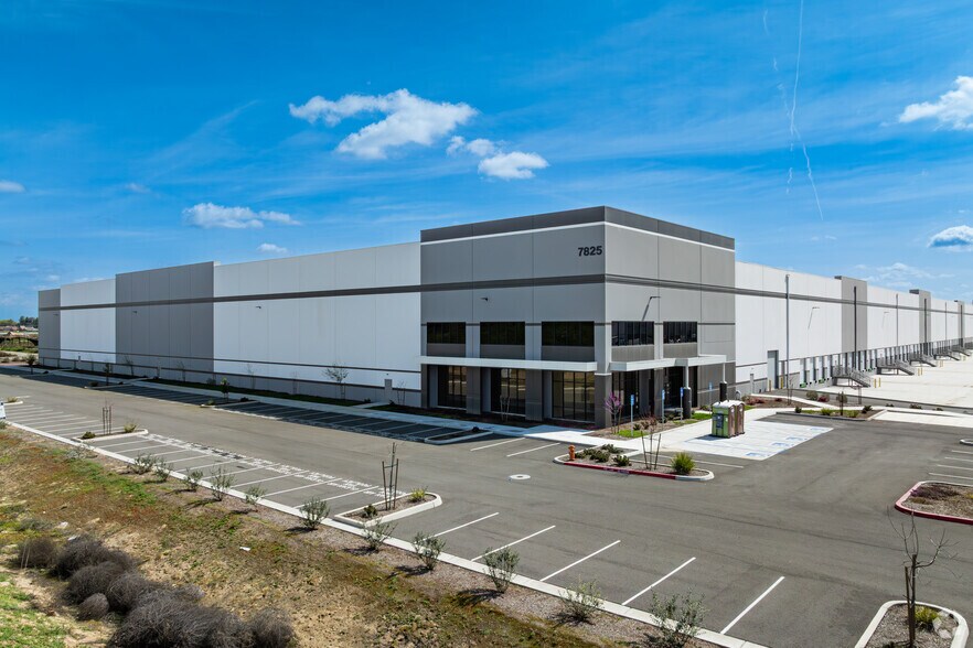 7825 W Riggin Rd, Visalia, CA for lease - Primary Photo - Image 1 of 7