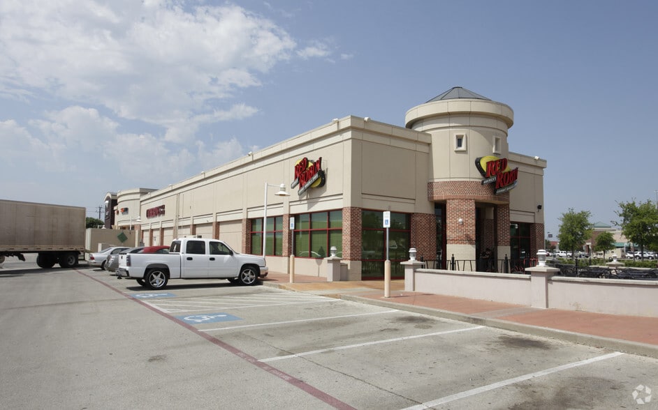 800-820 NE Mall Rd, Hurst, TX for lease - Primary Photo - Image 1 of 2