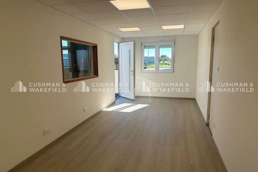 Flex in Benfeld for lease - Interior Photo - Image 3 of 10