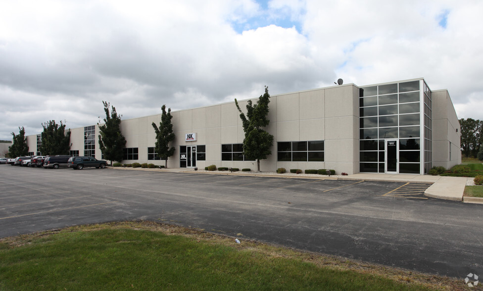 1055 Cottonwood Ave, Hartland, WI for lease - Primary Photo - Image 1 of 4