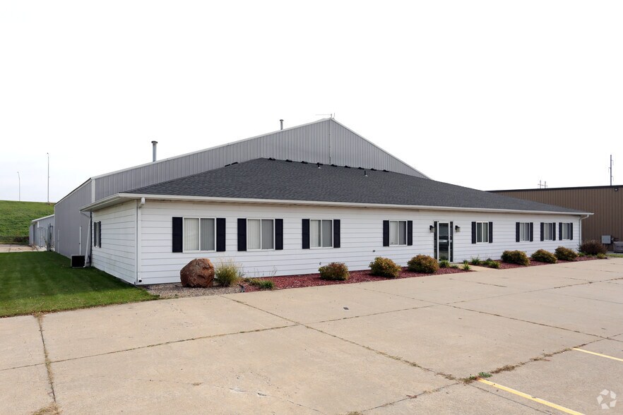 3353 Southgate Ct SW, Cedar Rapids, IA for sale - Primary Photo - Image 1 of 1