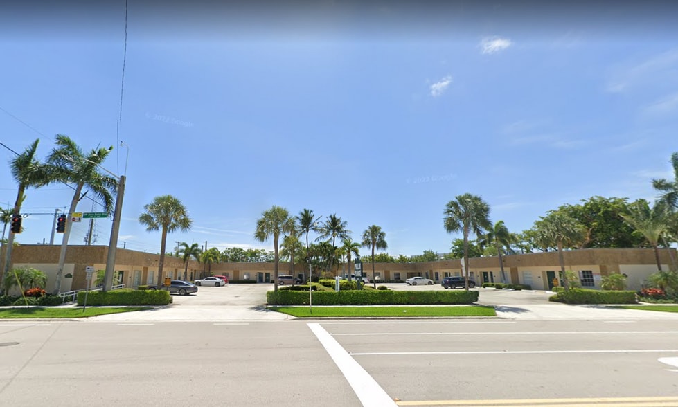 2290-2298 NW Boca Raton Blvd, Boca Raton, FL for lease - Building Photo - Image 1 of 3