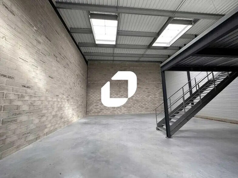 Flex in Beychac-et-Caillau for lease - Building Photo - Image 1 of 7