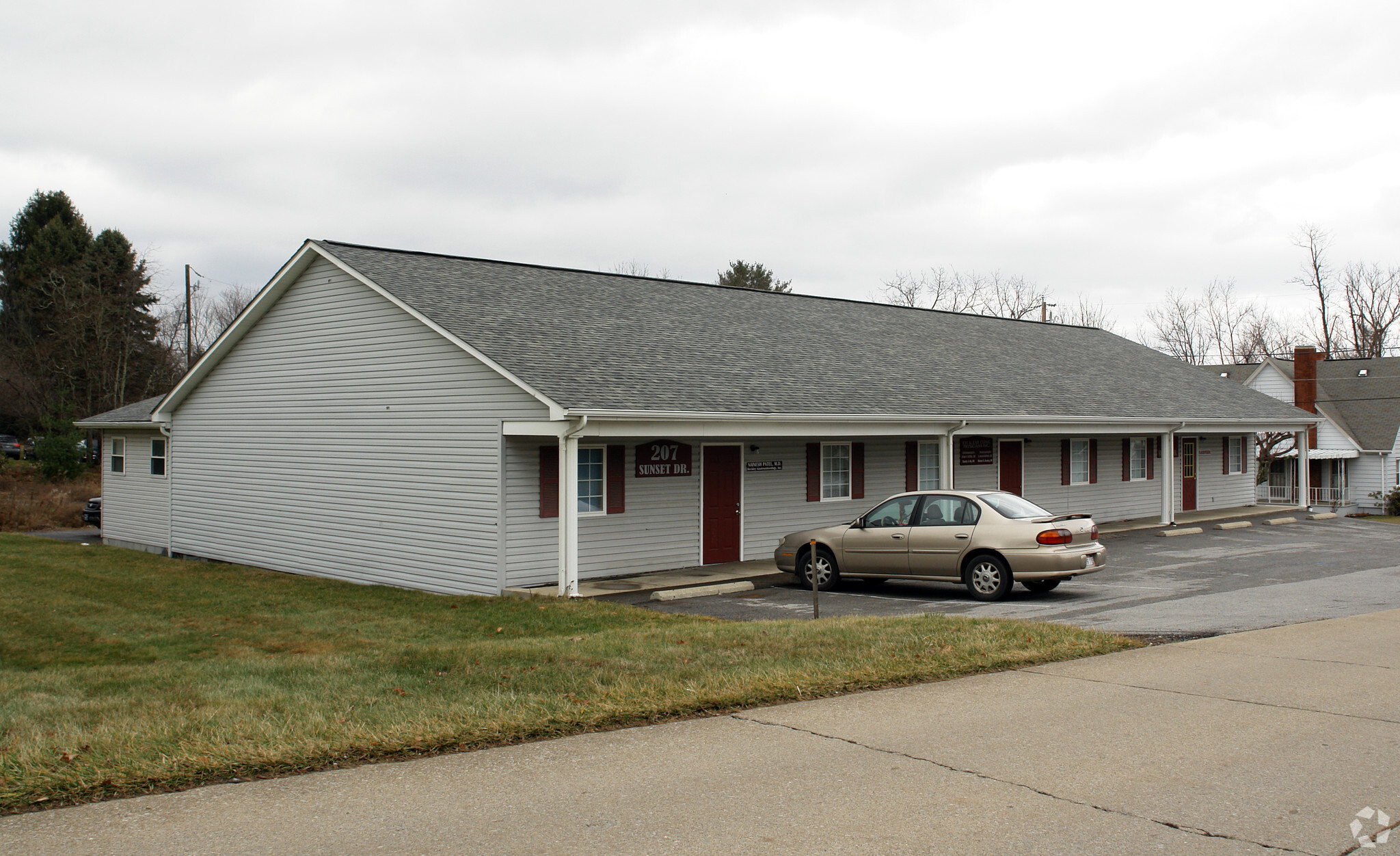 211 Sunset Dr, Beckley, WV for sale Primary Photo- Image 1 of 1