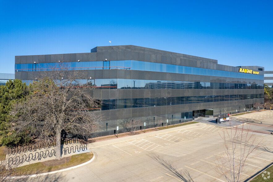 900 National Pky, Schaumburg, IL for lease - Building Photo - Image 3 of 9