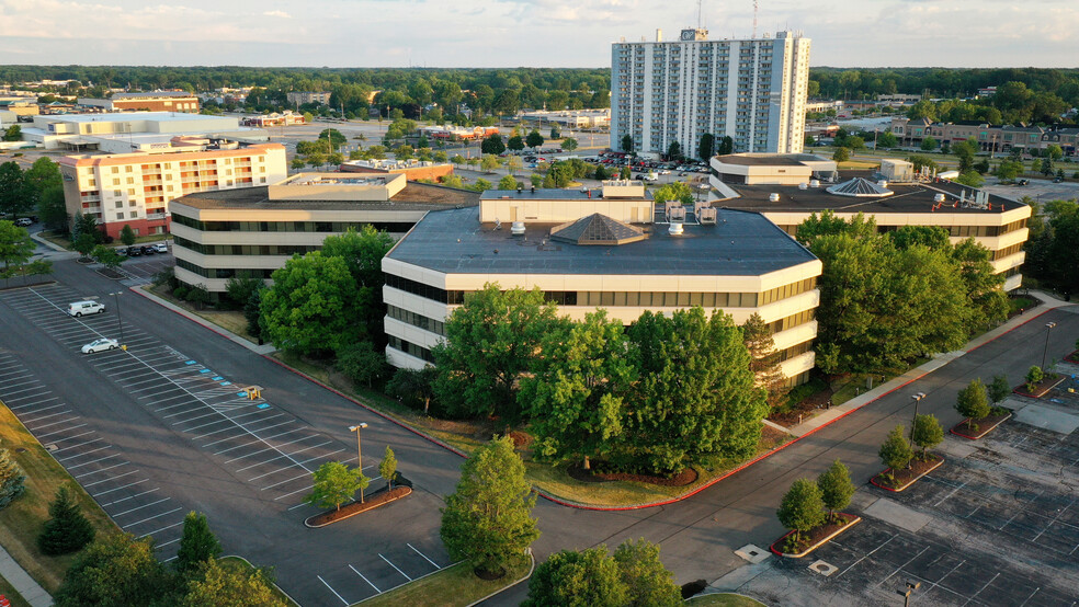 24950-25000 Country Club Blvd, North Olmsted, OH for lease - Building Photo - Image 1 of 27