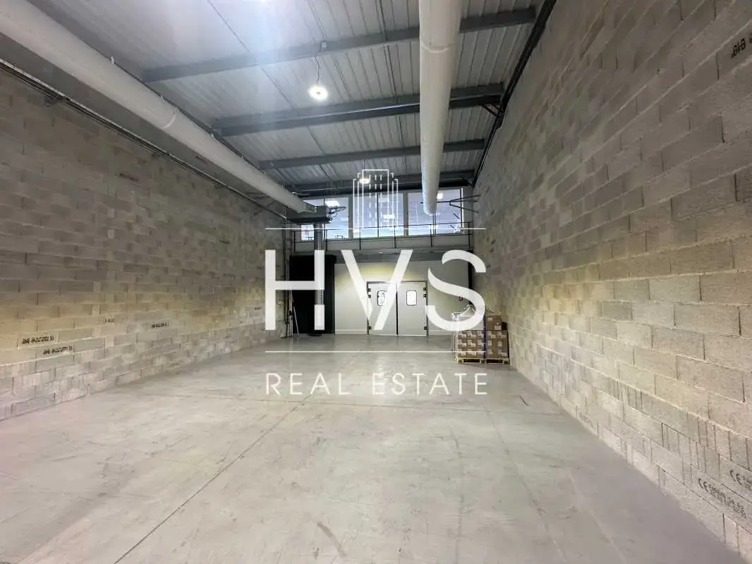 Industrial in Éguilles for lease Interior Photo- Image 1 of 2