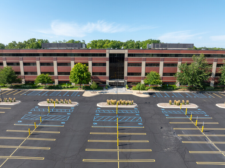 20255 Victor Pky, Livonia, MI for lease - Building Photo - Image 3 of 27