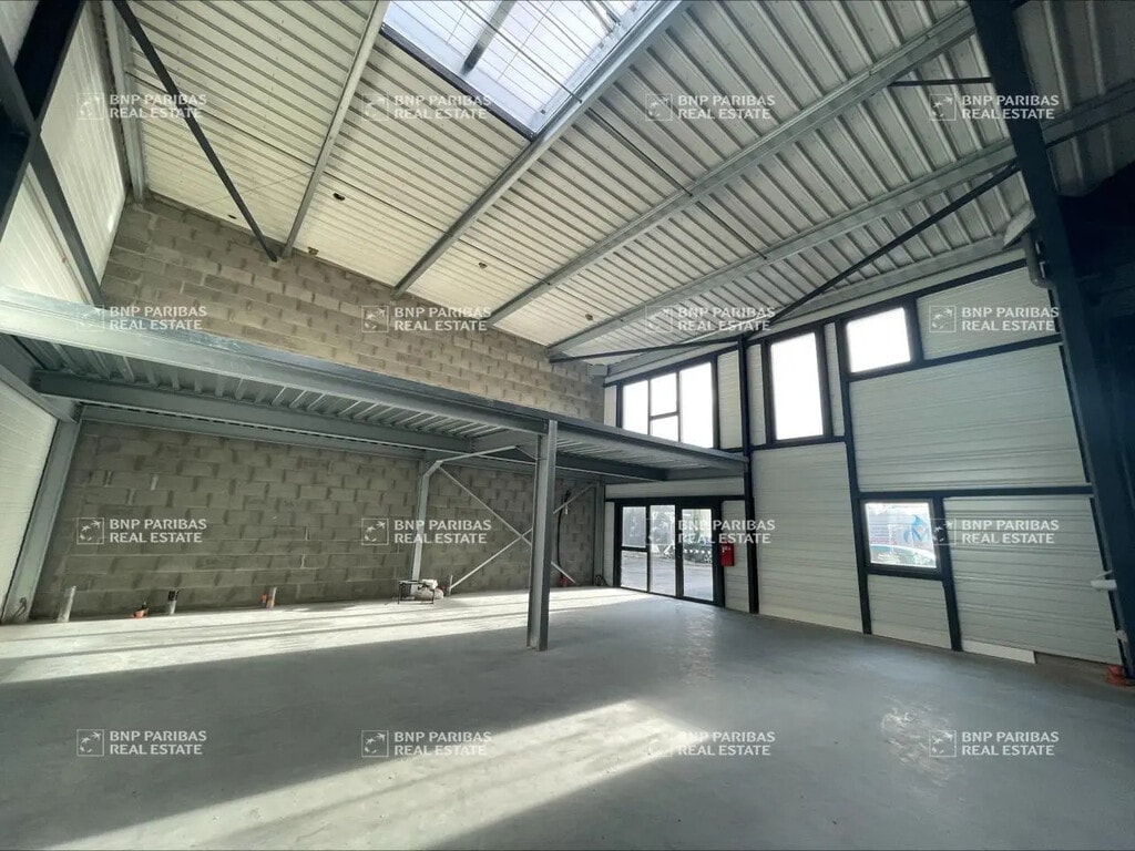 Location Local d'activités 389 m² - Photo 1
