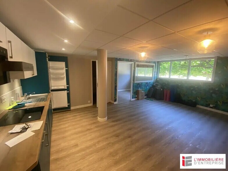 Retail in Dinard for lease - Interior Photo - Image 1 of 3