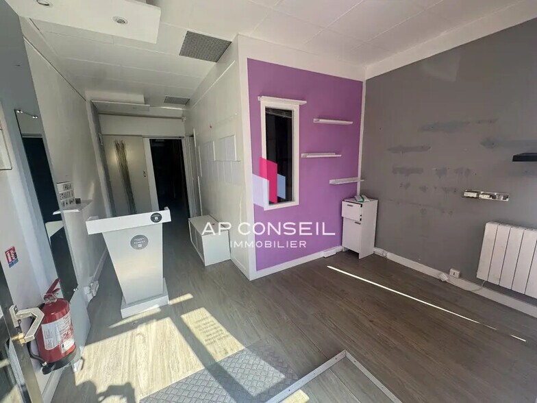 Retail in Le Chesnay-Rocquencourt for lease - Interior Photo - Image 1 of 4