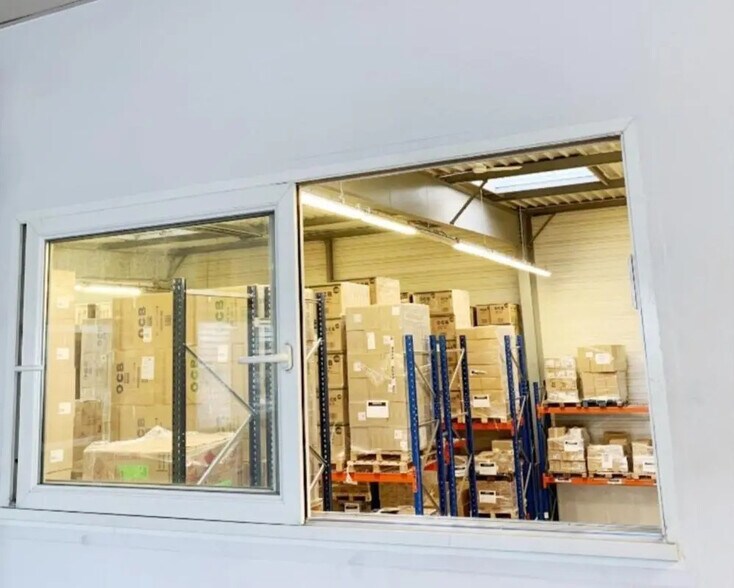 Flex in La Courneuve for lease - Interior Photo - Image 3 of 5