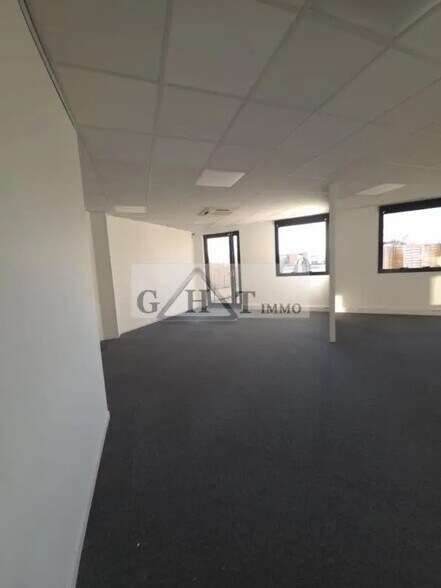Office in Massy for lease - Building Photo - Image 2 of 6