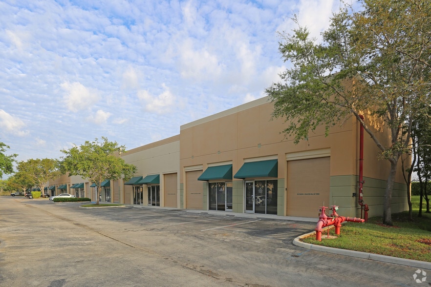 2900 Glades Cir, Weston, FL for lease - Primary Photo - Image 2 of 7