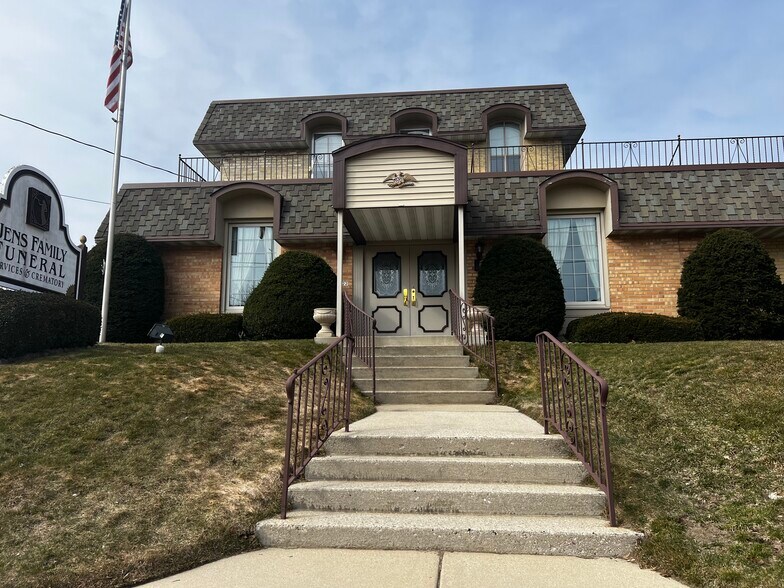 1122 S 8th St, Manitowoc, WI for sale - Primary Photo - Image 1 of 1