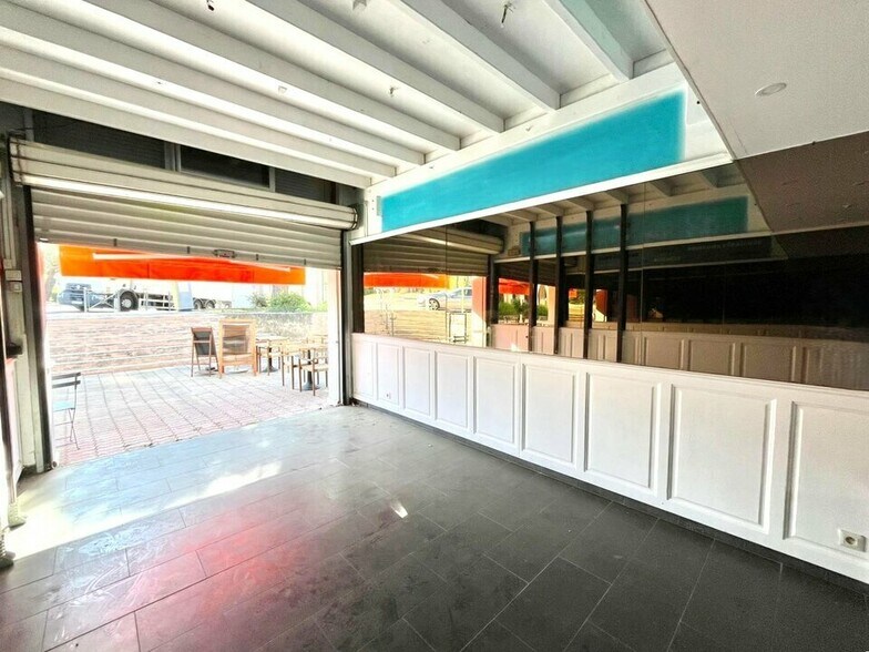 Retail in Saint-Raphaël for lease - Interior Photo - Image 2 of 7