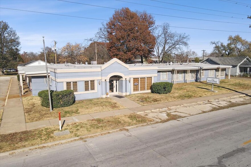 720 W 1st St, Coffeyville, KS for sale - Primary Photo - Image 1 of 33