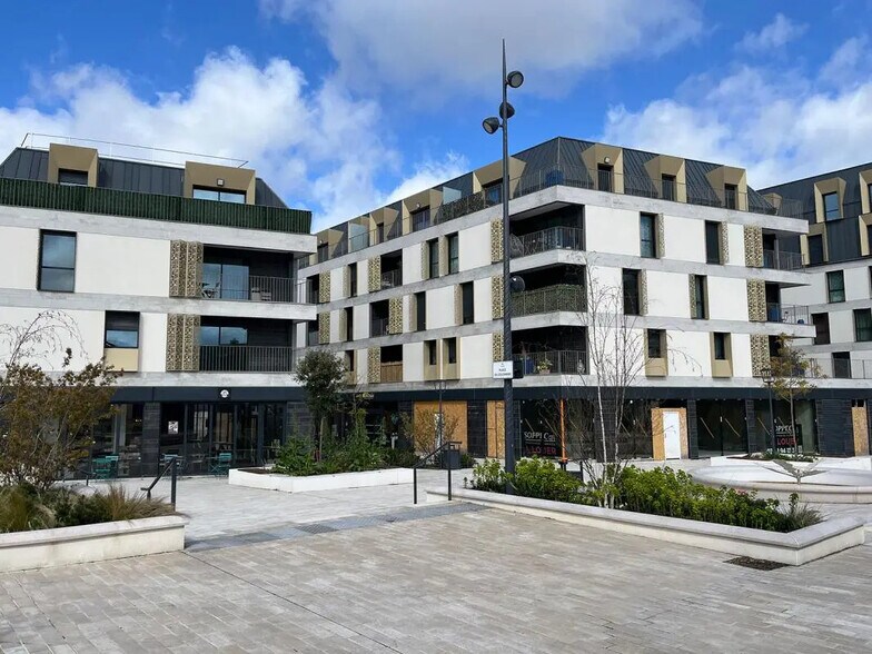 Retail in Draveil for lease - Building Photo - Image 2 of 4