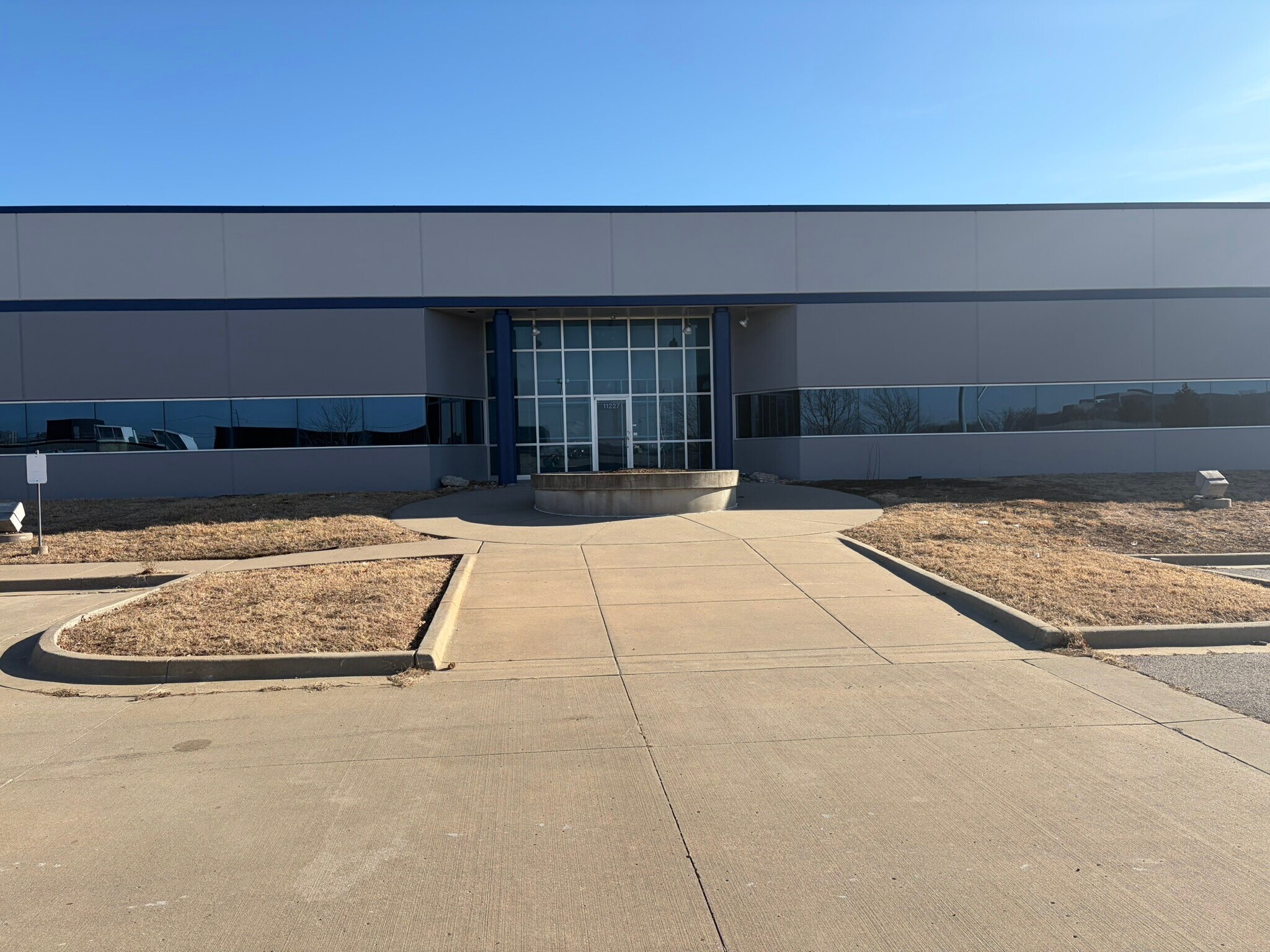 11217-11227 Lakeview Ave, Lenexa, KS for lease Building Photo- Image 1 of 11