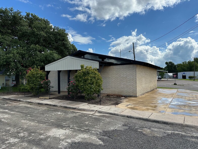 220 N 4th St, Silsbee, TX for lease - Building Photo - Image 2 of 11