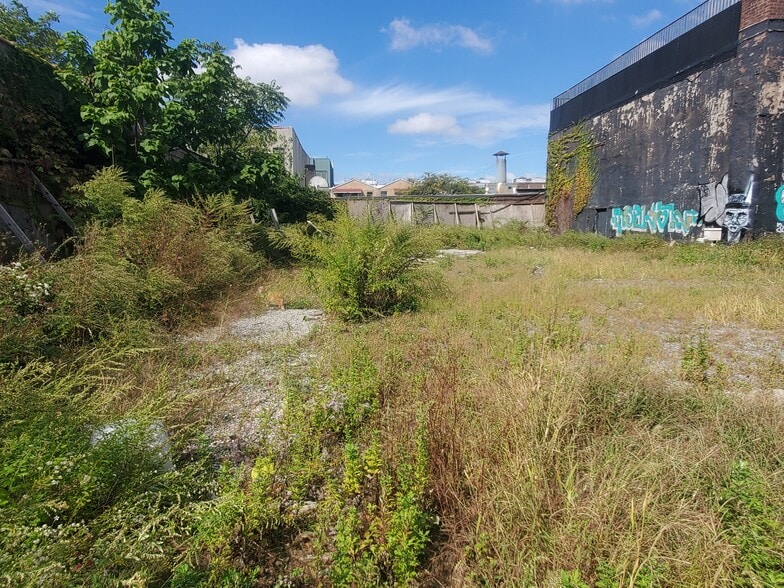 335 Moffat St, Brooklyn, NY for lease - Building Photo - Image 3 of 18