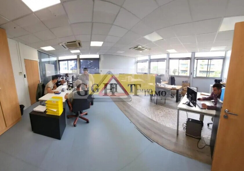 Office in Créteil for lease - Interior Photo - Image 3 of 10