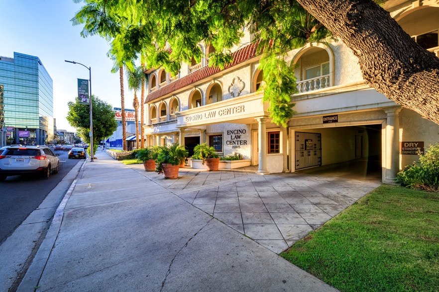 15915 Ventura Blvd, Encino, CA for sale - Primary Photo - Image 2 of 13