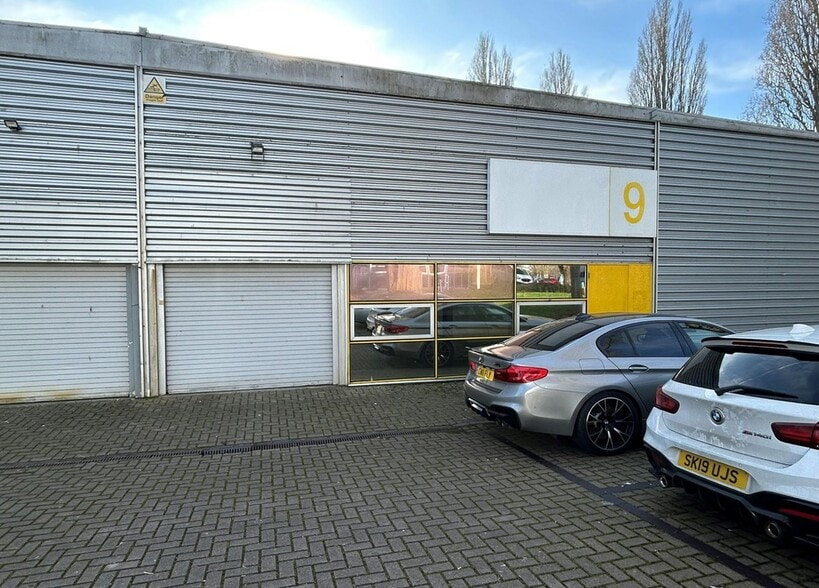 1-17 Kembrey Park, Swindon for lease - Building Photo - Image 3 of 10