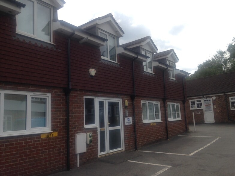 Former Builders Merchants portfolio of 2 properties for sale on LoopNet.com - Primary Photo - Image 1 of 2