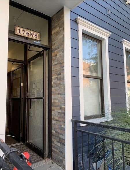 176 N 8th St, Brooklyn, NY for sale - Building Photo - Image 3 of 8