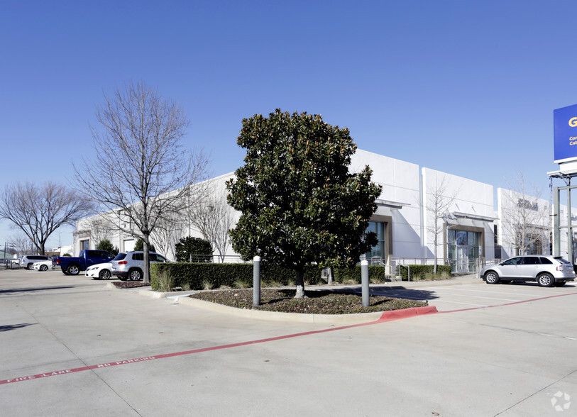 2703 W Mockingbird Ln, Dallas, TX for lease - Primary Photo - Image 1 of 4