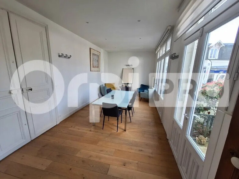 Office in Compiègne for lease - Building Photo - Image 3 of 7