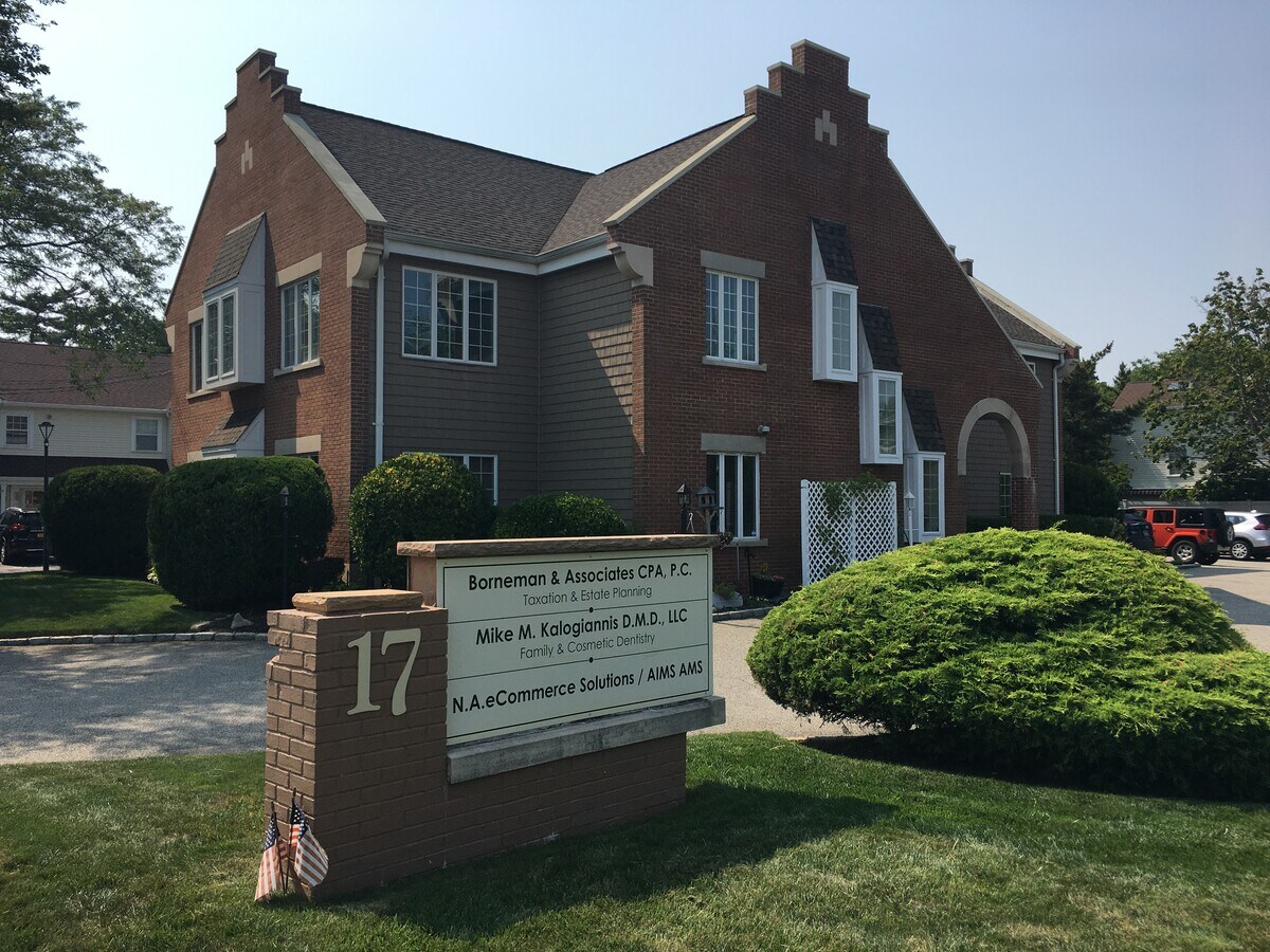 17 Conklin St, Farmingdale, NY 11735